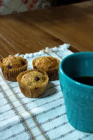 Köstliche Maisbrot-Muffins mit einem Hauch Thymian, die in jedem Bissen einen herzhaften und aromatischen Geschmack bieten.